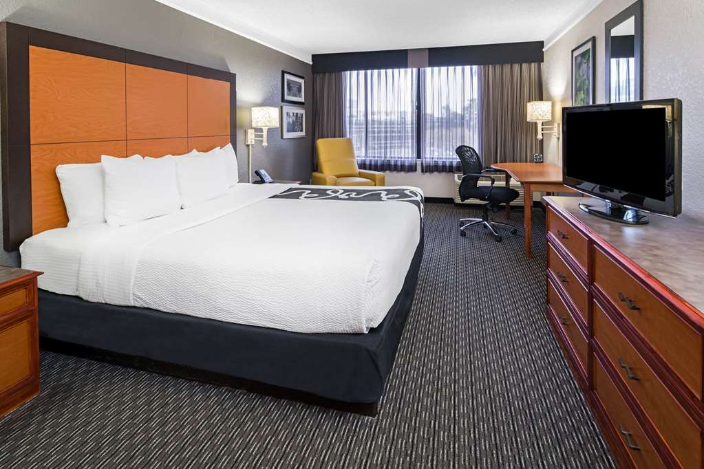 La Quinta Inn & Suites by Wyndham Buena Park - photo 16