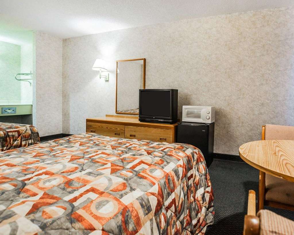 Econo Lodge Jefferson City - photo 13