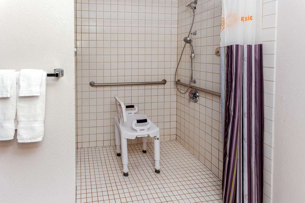 La Quinta Inn & Suites by Wyndham Milwaukee Bayshore Area - photo 29