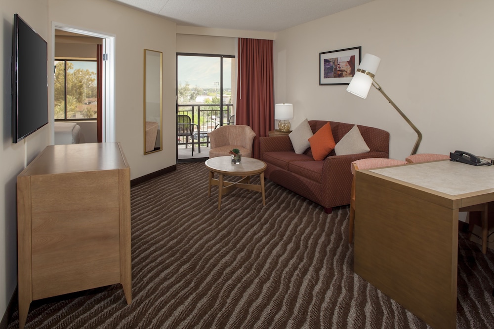 Embassy Suites by Hilton Phoenix Scottsdale - photo 23