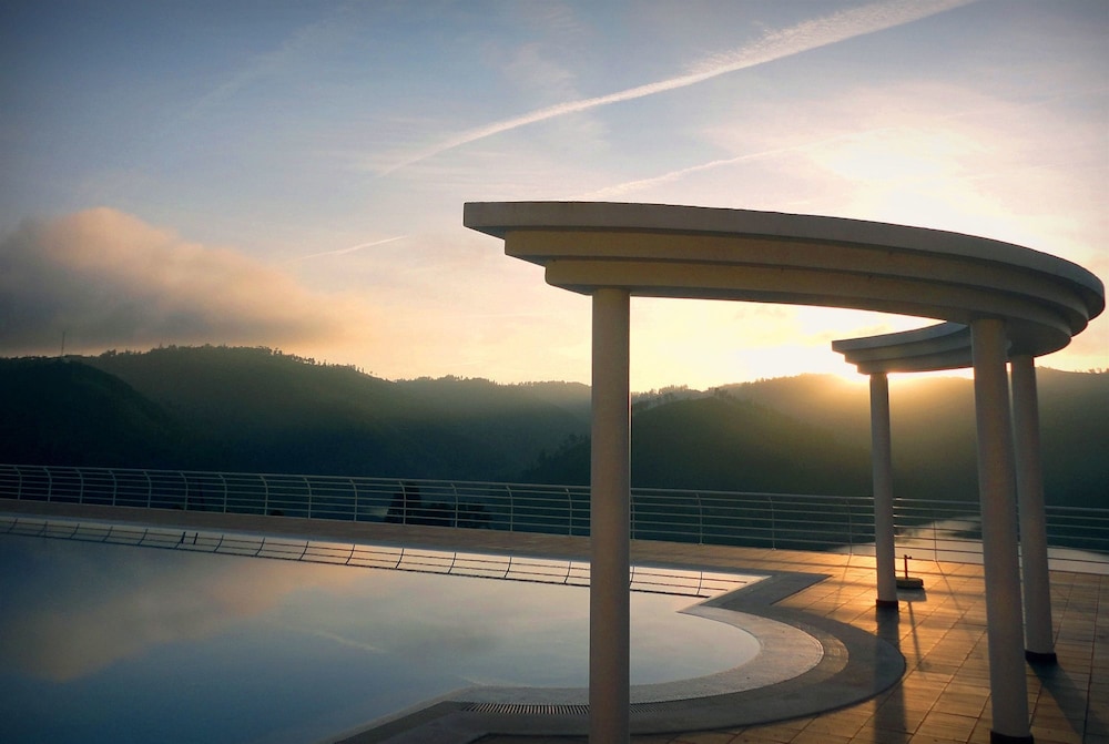 Apartamentos do Lago — 4-Star Luxury Hotel in Ferreira Do Zezere, Portugal