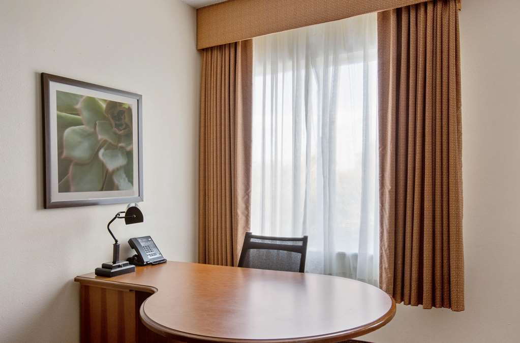 La Quinta Inn & Suites by Wyndham Sawgrass - photo 25