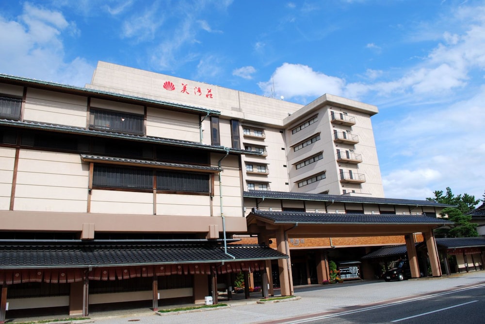 Yukemurino Yado Biwanso - carbon neutral hotel in Nanao