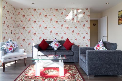 Contemporary & Homely Penthouse 2 mins walk from Cambridge Station lift access secured gated on site parking self check in SUPER Fast WIFI Terrace & Sleeps 6 — 4-Star Luxury Hotel in Cambridge, United Kingdom