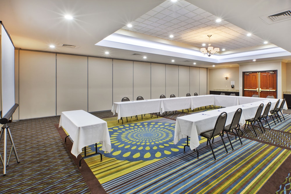 Holiday Inn Express Hotel & Suites Belleville by IHG - photo 58
