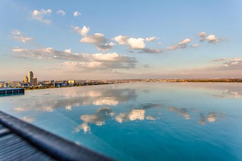 Exquisite view of Africa's tallest building — 4-Star Luxury Hotel in Johannesburg, South Africa
