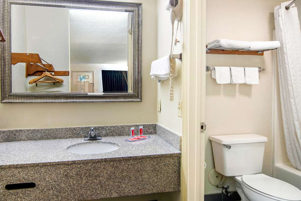 Econo Lodge Inn & Suites near Chickamauga Battlefield - photo 21