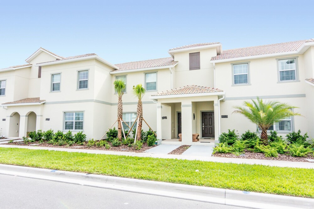 5 Bedrooms 4 Bathrooms Storey Lake 2373 Rt - photo 2