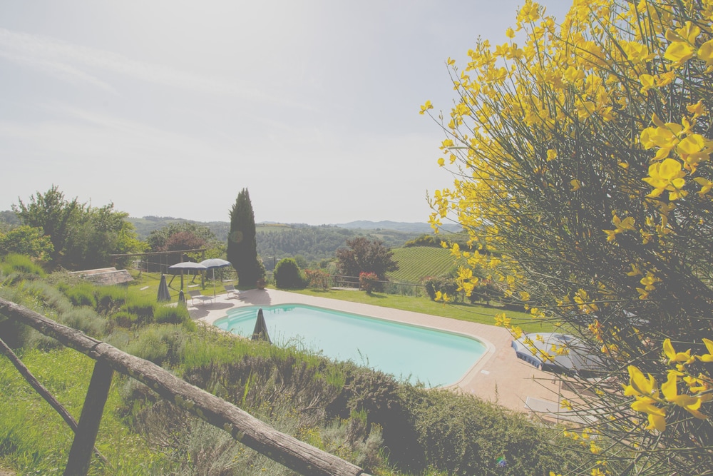 Agriturismo Poggio Pistolese — 4-Star Luxury Hotel in Montaione, Italy