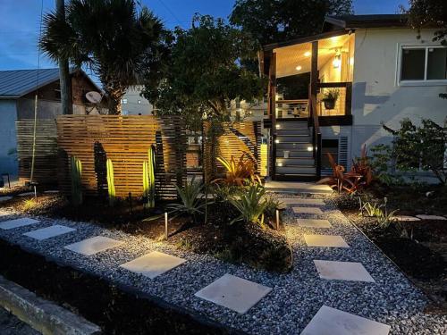 Shares Courtyard Luxury Apt NEW — 4-Star Luxury Hotel in Rockledge, United States