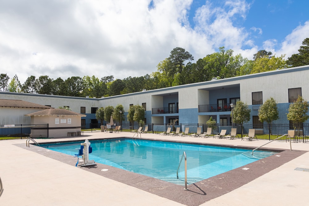 Cottonwood Suites Savannah Hotel & Conference Center - photo 2