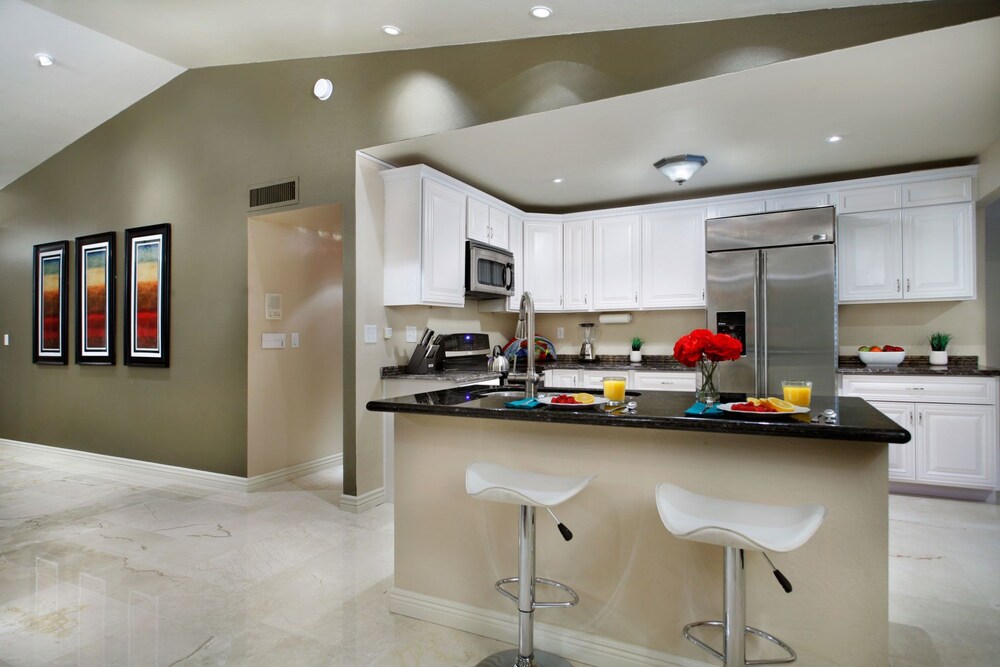 AZ Oasis Heated Pool & Spa Sport Court & Putting Greens Pool Table & Games Scottsdale - photo 3