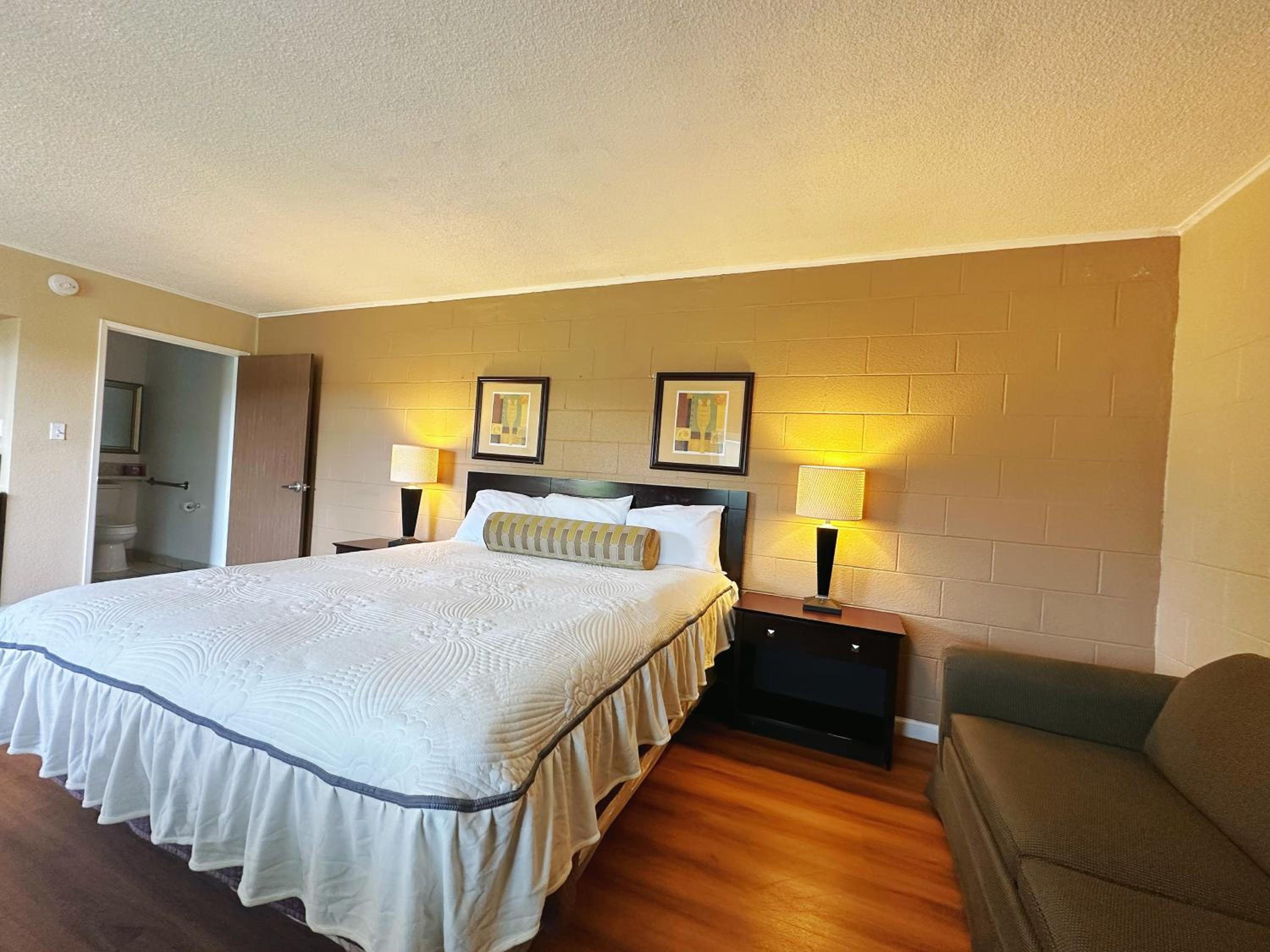 Royal Inn and Suites - photo 18