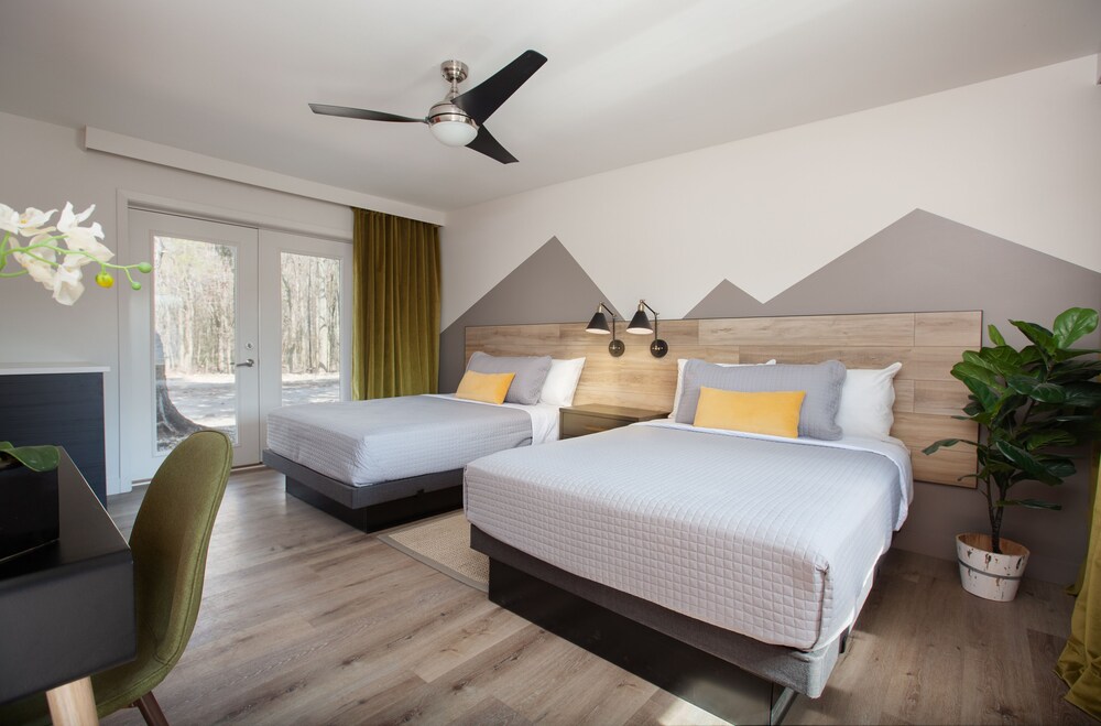 4411 Inn & Suites - photo 9