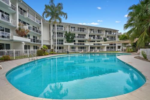 Spindle Cowrie Apartments Palm Cove — 4-Star Luxury Hotel in Palm Cove, Australia