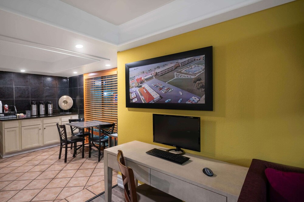 Howard Johnson by Wyndham Atlanta College Park - photo 18