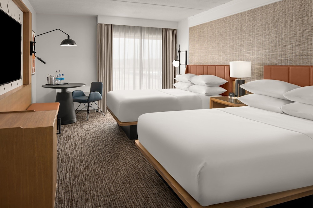 Sheraton Milwaukee Brookfield Hotel - photo 11