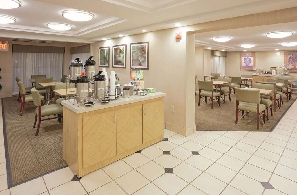 La Quinta Inn & Suites by Wyndham Warwick Providence Airport - photo 41