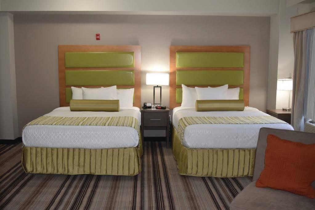 La Quinta Inn & Suites by Wyndham Brooklyn East - photo 15