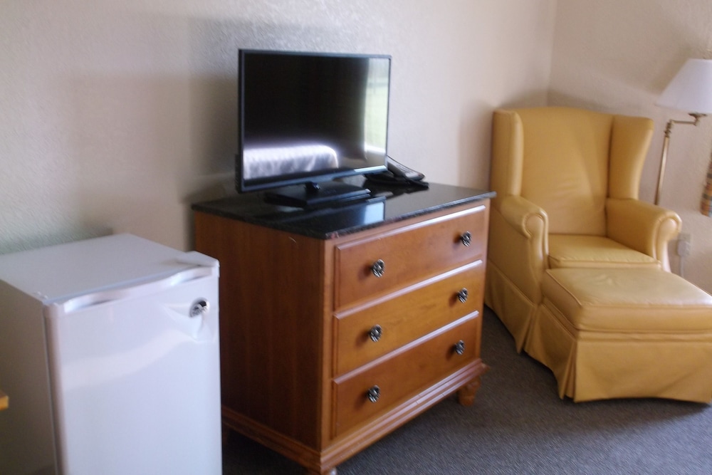 Days Inn & Suites by Wyndham Lake Okeechobee - photo 26