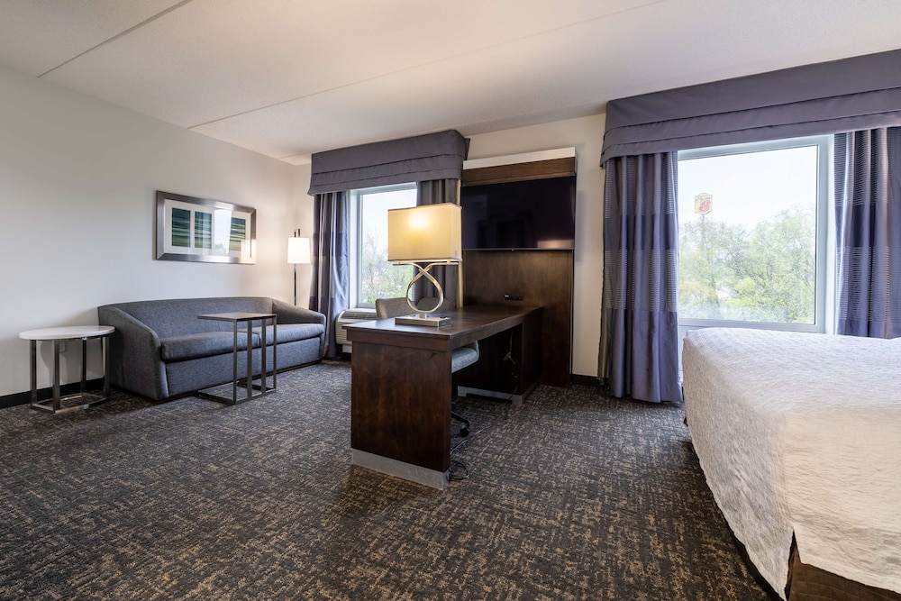 Hampton Inn & Suites Greensboro Coliseum Area - photo 24
