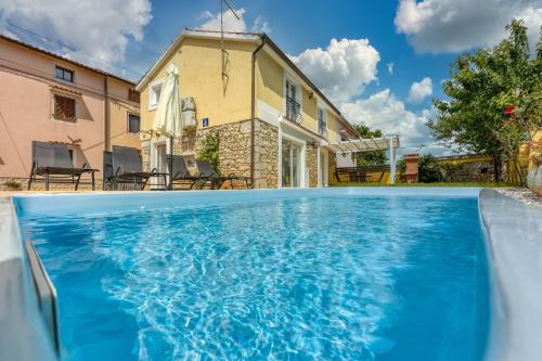 Casa Ti sei with Private Pool — 4-Star Luxury Hotel in Kastelir, Croatia