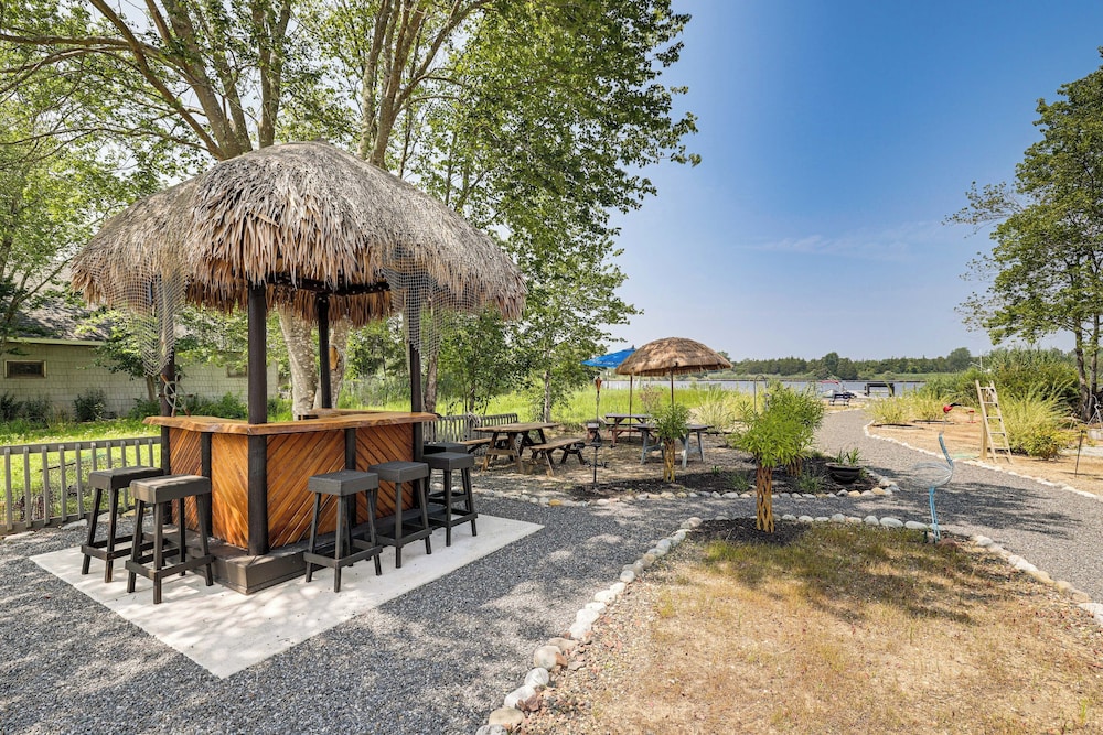 Dock Backyard Bar Spacious Barnegat Bay Retreat — Waretown