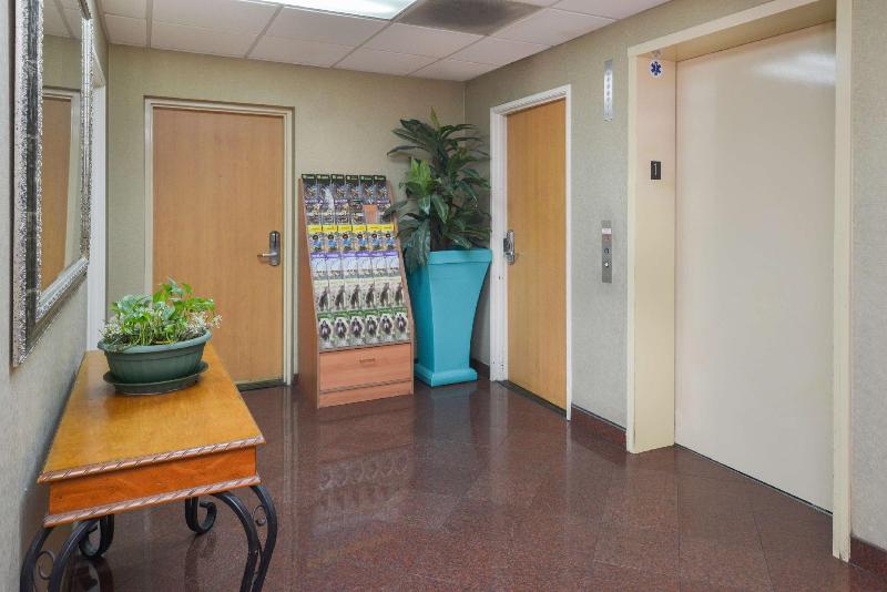 H3 Inn & Suites LAX Airport - photo 5