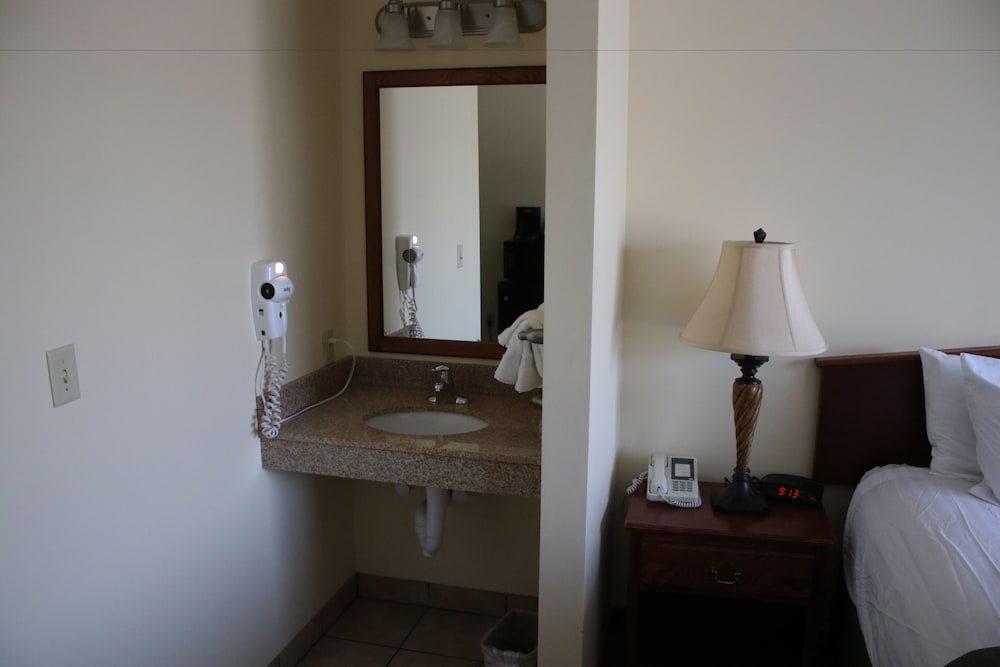 Edgewood Hotel & Suites - photo 23