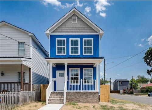Charming 3Bedroom Home in Vibrant Church Hill Walk to Parks and Dining — 4-Star Luxury Hotel in Richmond, United States
