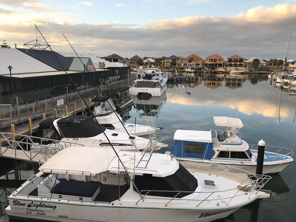 Marina View Chalets - carbon neutral hotel in Wannanup