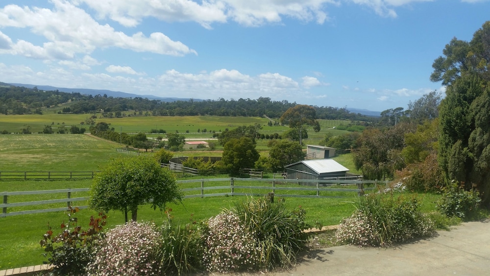 Cornwall Cottage — 4-Star Luxury Hotel in Cambridge, Australia