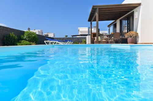 Hipoclub Villas Aguamarina 27 — 4-Star Luxury Hotel in Playa Blanca, Spain