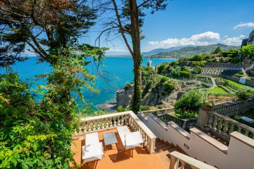 Lighthouse View Villa with Sea View Terrace and Garden — 4-Star Luxury Hotel in Agropoli, Italy