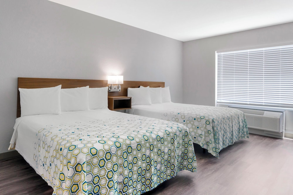 HomeTowne Studios by Red Roof Tampa Airport - photo 7
