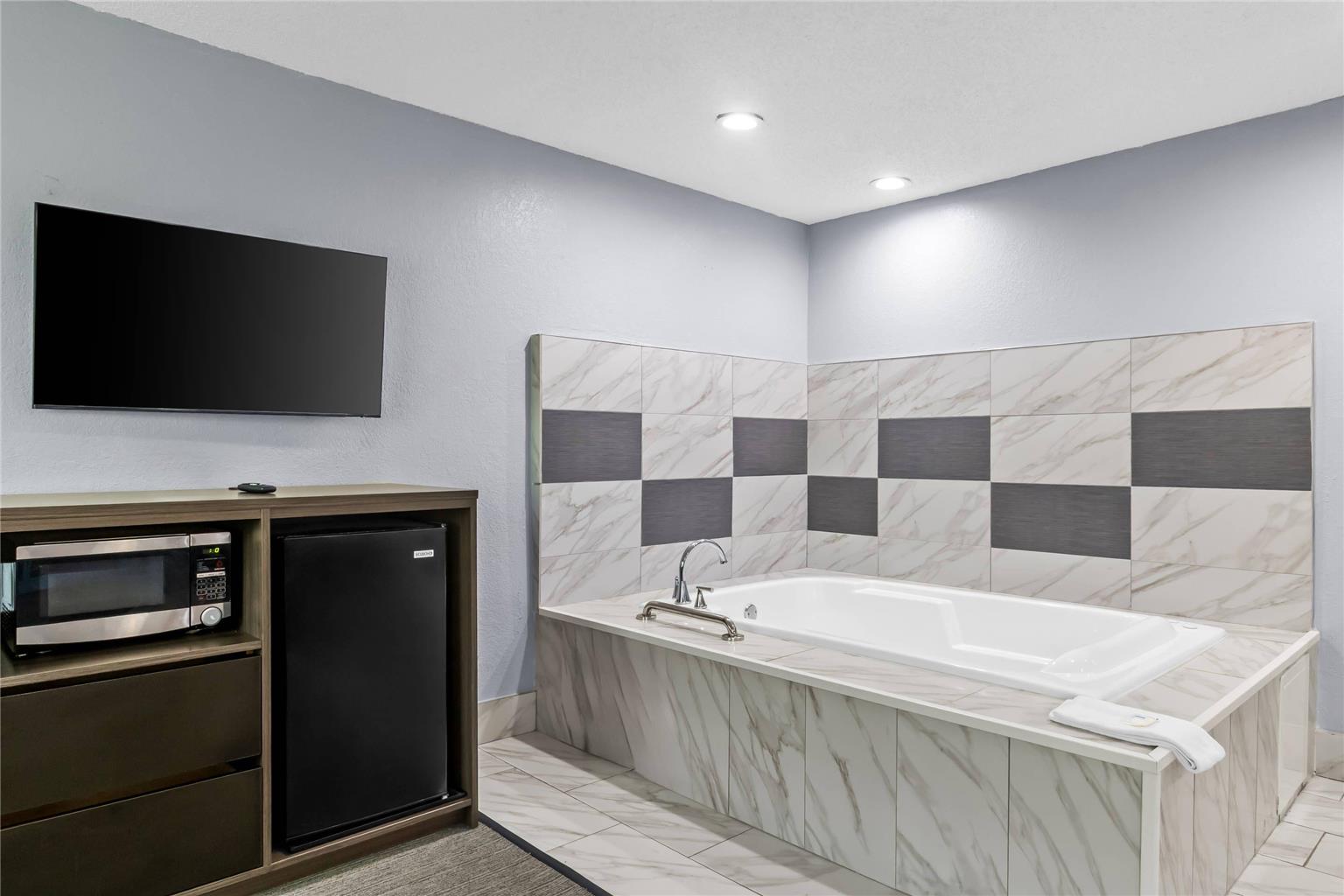 Rodeway Inn Delmont - photo 25