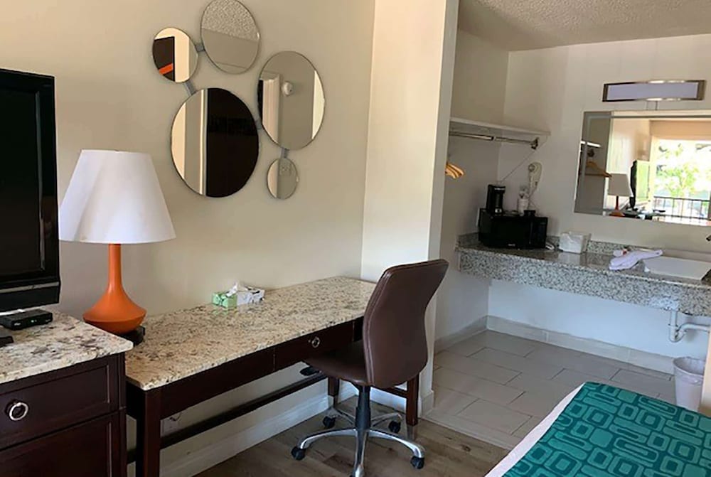 Howard Johnson by Wyndham Reno Downtown - photo 10