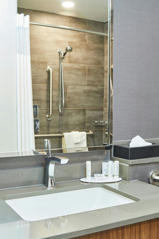 Courtyard by Marriott Medford Airport - photo 32