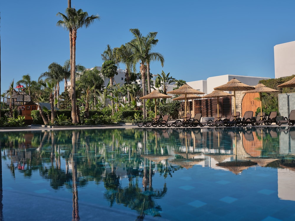 Atlantica Oasis — hotel in Limassol