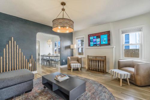 Pikes Adventure Downtown King Scenic Views — 4-Star Luxury Hotel in Colorado Springs, United States