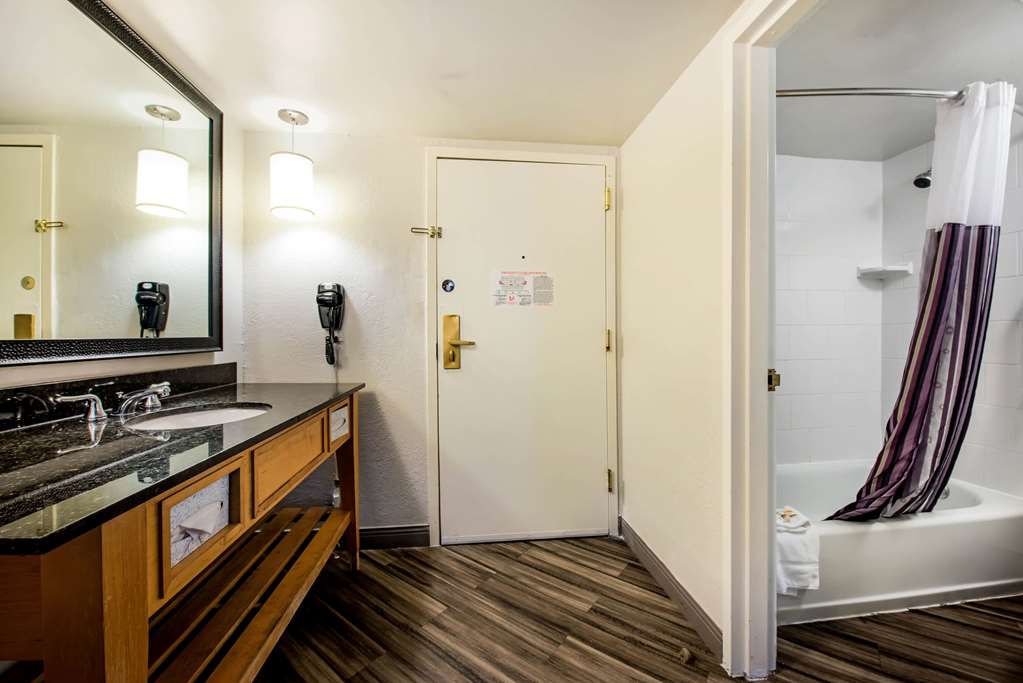 La Quinta Inn & Suites by Wyndham Fort Lauderdale Tamarac - photo 30