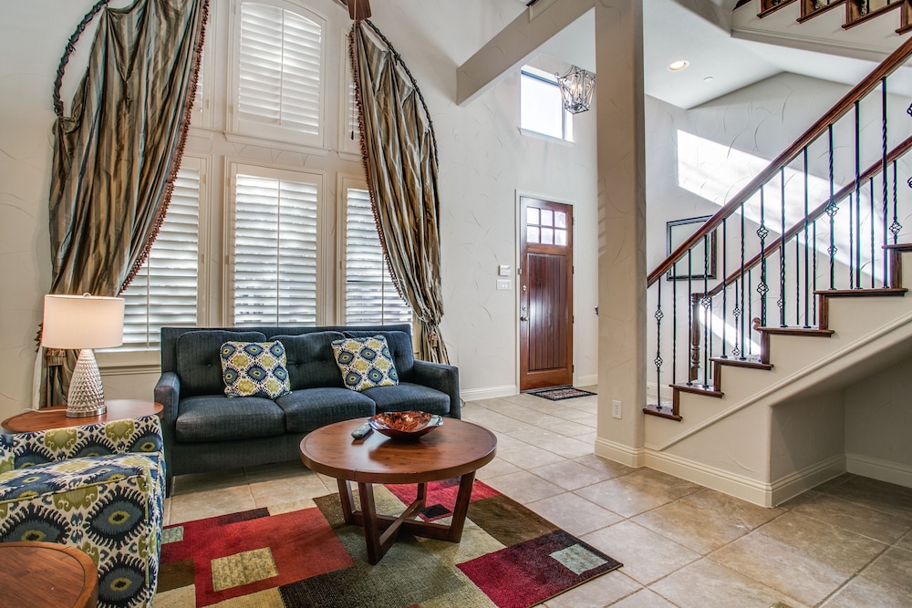 Beautifully furnished TownHome at shops in Plano, United States