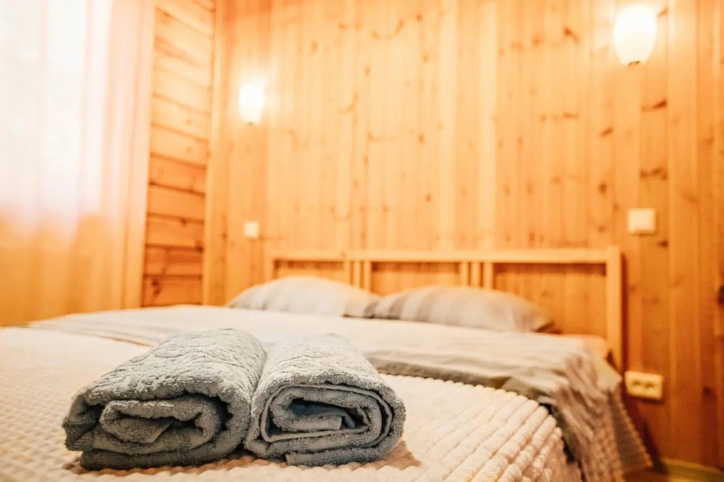 Bear and Berry - carbon neutral hotel in Unknown City
