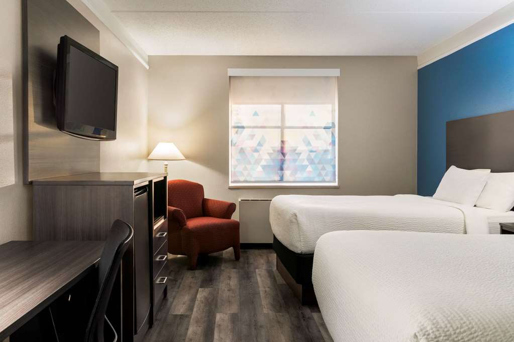 La Quinta Inn & Suites by Wyndham Madison American Center - photo 18