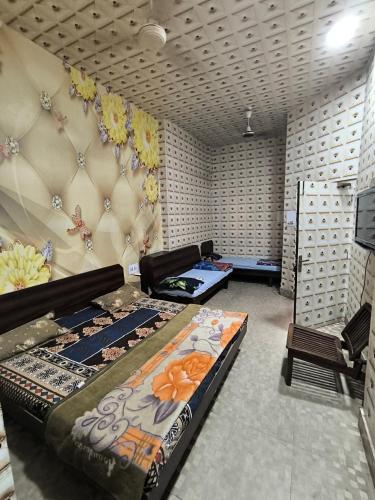 HOTEL JOGI GUEST HOUSE welcome all families friends groups couples singles fully Airconditioner attach washrooms lift wifi gyser hot water 24 hours room service power backup