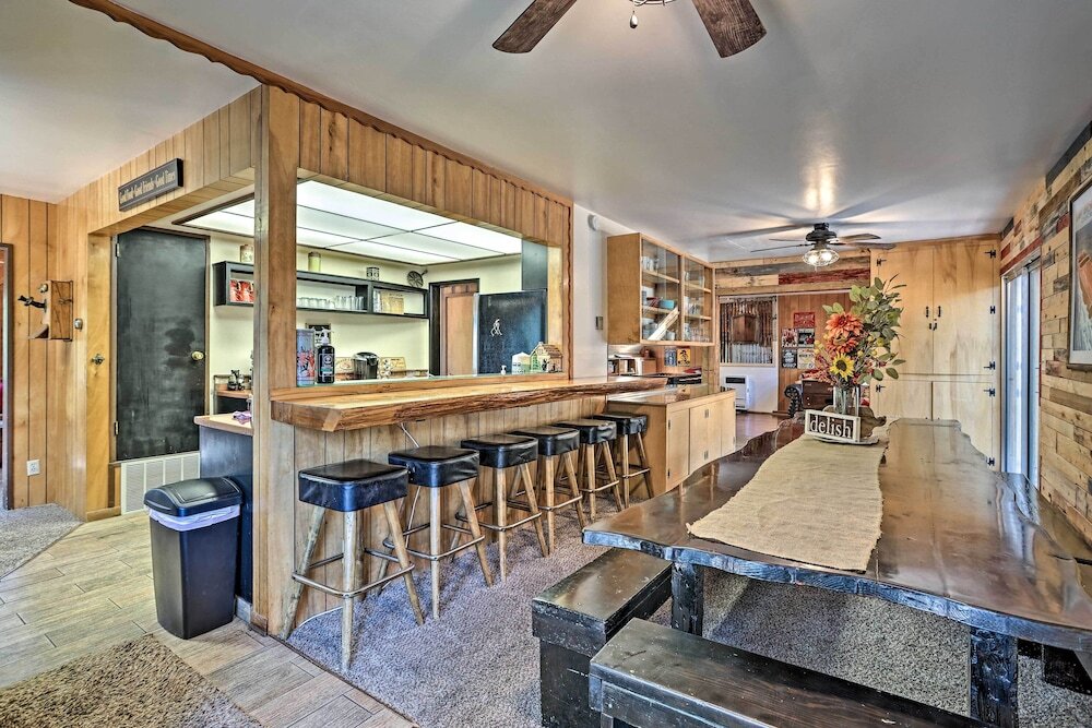 Expansive Retreat with Deck Game Room and Lake Views — hotel in Lake Arrowhead
