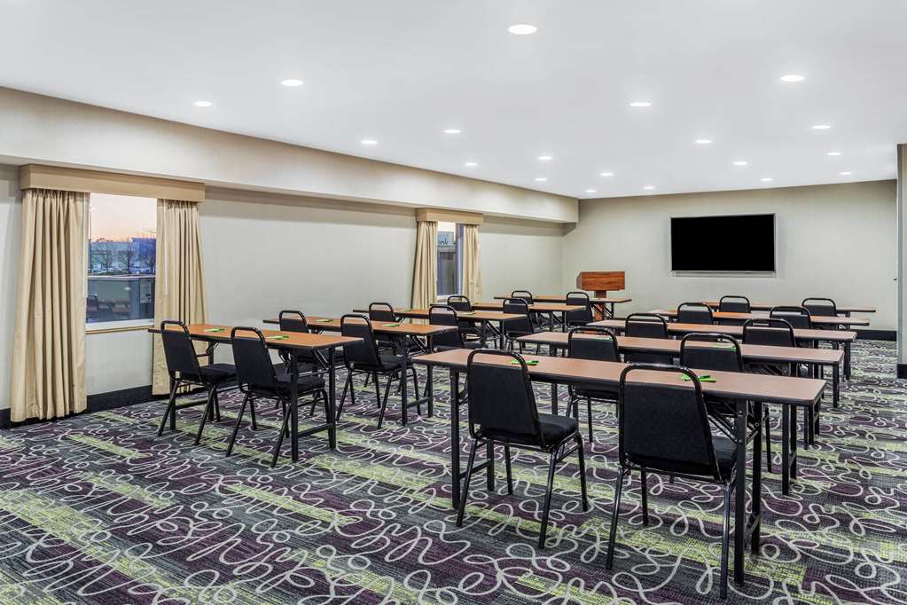 La Quinta Inn & Suites by Wyndham Rockford - photo 26