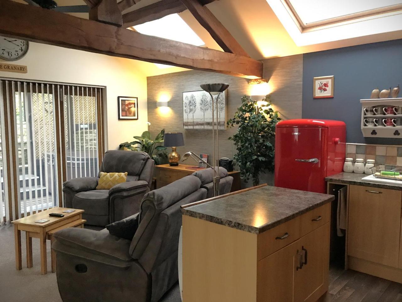The Granary with Hot Tub 2 Miles From Skipton