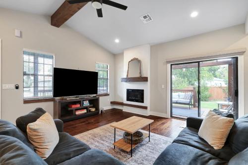 Getaway Near River Walk DT Yard BBQ Pet Games in San Antonio, United States