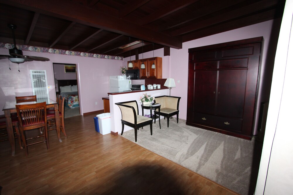 Edgewater Beach Inn - photo 9